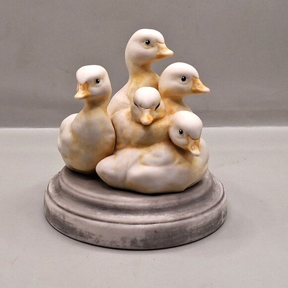 Vintage Ducklings Baby Duck Figurine Sculpture Easter Made in The USA Porcelain - Picture 3 of 5